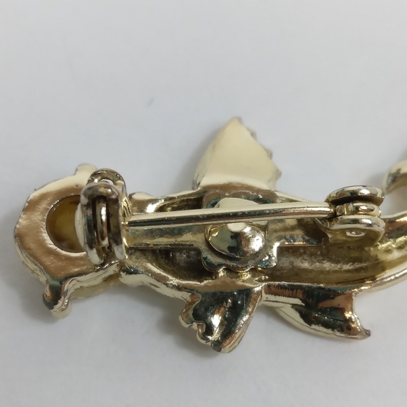 Vintage Pin Gold Tone Fish with "bubble" iridescent - Picture 5 of 5